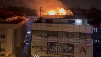 Düzce'de Rasim Bedir Paşa Bulvarı'ndaki bir iş merkezinin çatısında gece