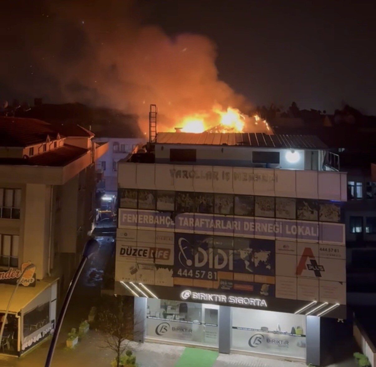 Düzce’de iş merkezi çatısında çıkan yangın, itfaiye ekiplerinin müdahalesiyle güçlükle söndürüldü