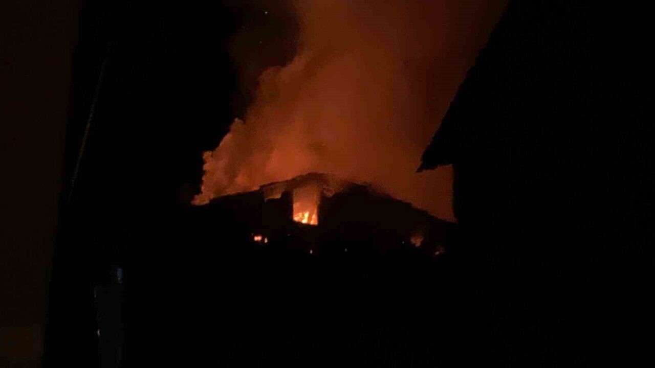 Çankırı'nın Mimar Sinan Mahallesi'nde çıkan yangın, bir evi tamamen kullanılmaz