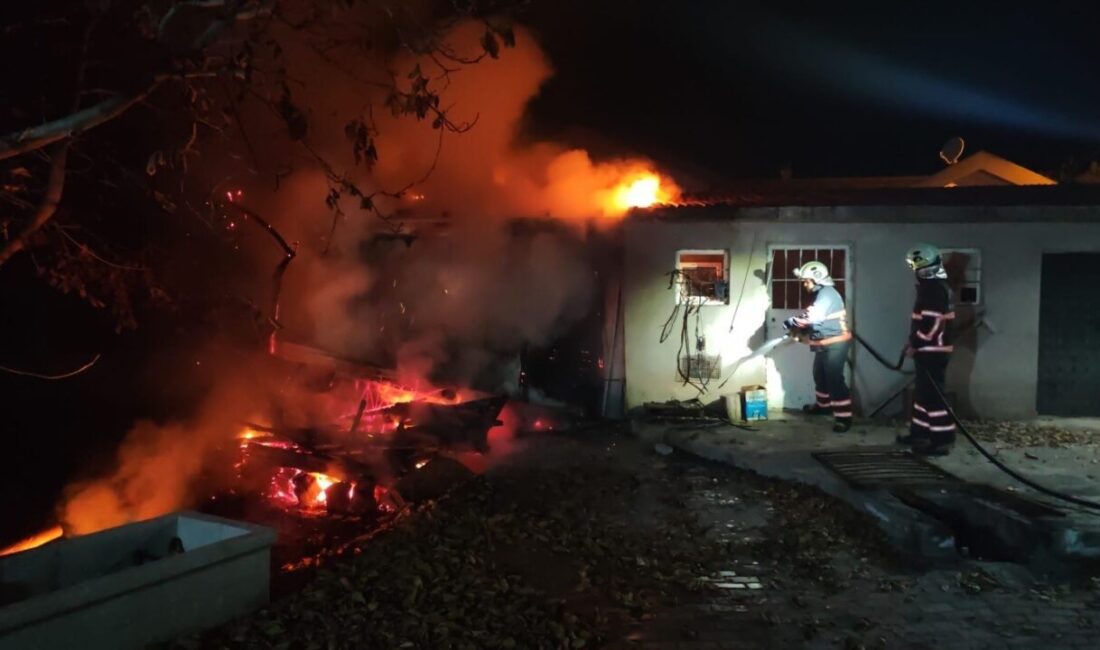 Çankırı'nın Aşağıyanlar köyünde bir ev, bilinmeyen bir sebeple çıkan yangında