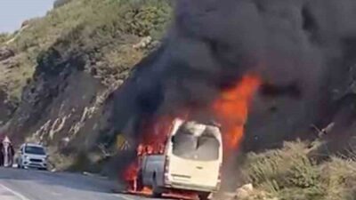 Hatay’ın Altınözü - Antakya yolunda seyir halindeki bir Volkswagen minibüs,