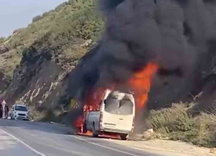 Hatay’ın Altınözü - Antakya yolunda seyir halindeki bir Volkswagen minibüs,