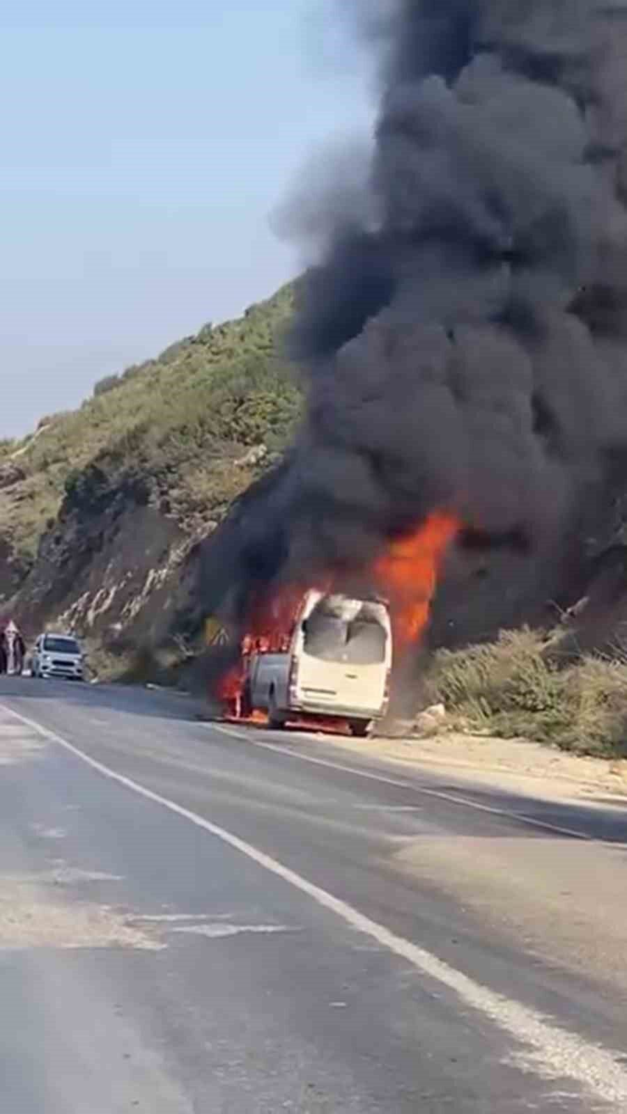 Hatay’ın Altınözü - Antakya yolunda seyir halindeki bir Volkswagen minibüs,