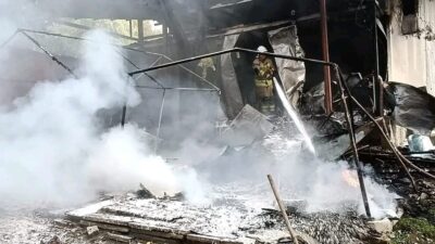 Hatay’ın Defne ilçesi Akdeniz Mahallesi'nde bir sendikaya ait prefabrik ofis,