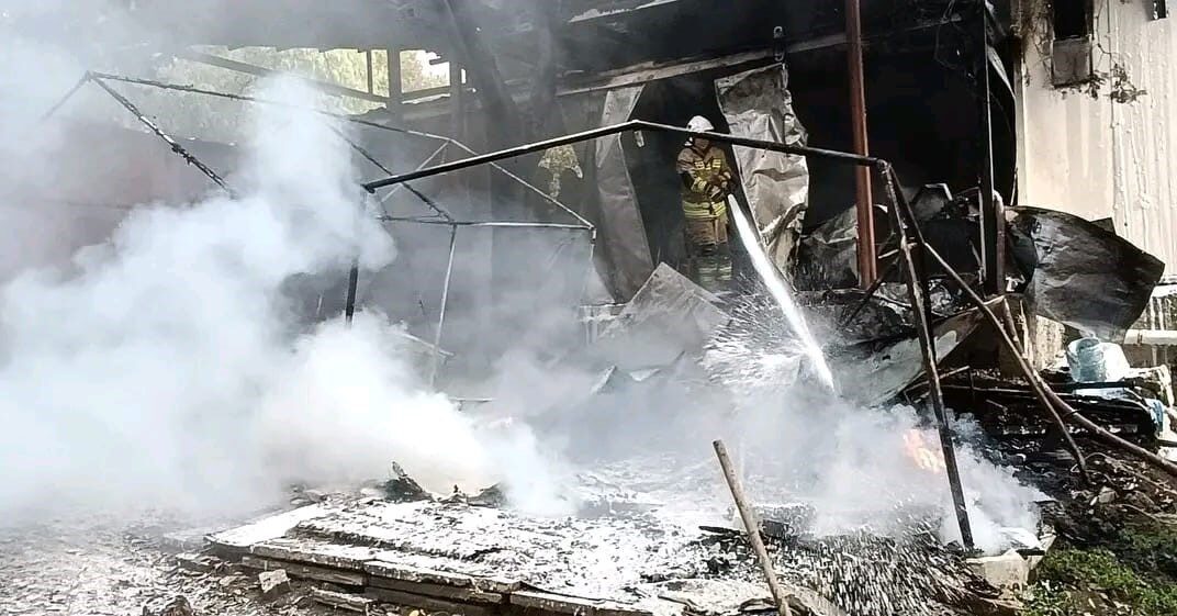 Defne’deki Prefabrik Ofiste Çıkan Yangın, İtfaiye Ekipleri Tarafından Kontrol Altına Alındı Hatay’ın Defne ilçesi Akdeniz Mahallesi'nde bir sendikaya ait prefabrik ofis,