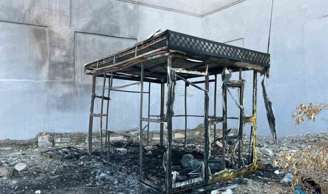 Hatay'ın Antakya ilçesindeki Haraparası Mahallesi'nde bir taksi kulübesinde çıkan yangın,