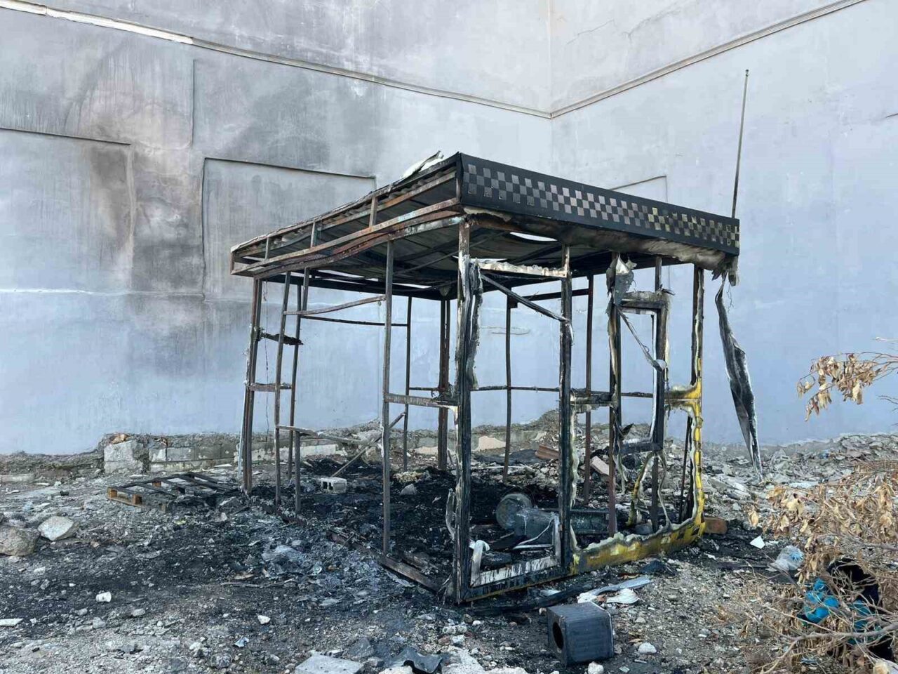 Hatay'ın Antakya ilçesindeki Haraparası Mahallesi'nde bir taksi kulübesinde çıkan yangın,