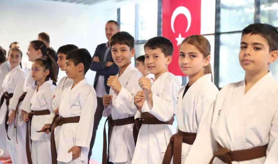 Aliağa’da 75 Karateci Bir Üst Kuşağa Geçti, Başkan Acar Törende Sporcuları Tebrik Etti Aliağa Gençlik Merkezi’nde 2025 Ekim dönemi karate kuşak sınavında 75