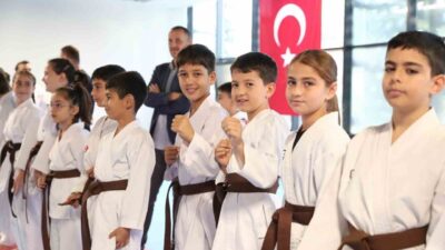 Aliağa Gençlik Merkezi’nde 2025 Ekim dönemi karate kuşak sınavında 75