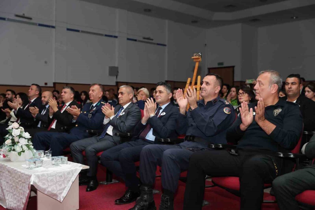 Aliağa'da, 24 Kasım Öğretmenler Günü çeşitli etkinliklerle kutlandı. Aliağa İlçe