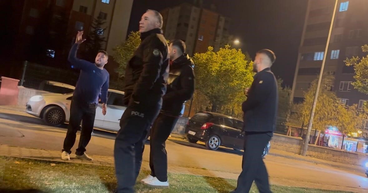 Kayseri’nin Melikgazi ilçesinde, Ö.K. isimli alkollü sürücü, bekçileri görünce aracını