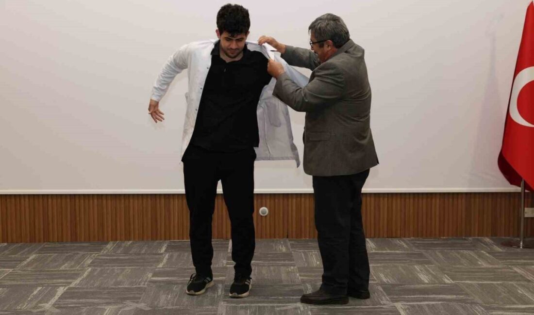 Alanya Alaaddin Keykubat Üniversitesi'nde, Diş Hekimliği Fakültesi birinci sınıf öğrencileri,