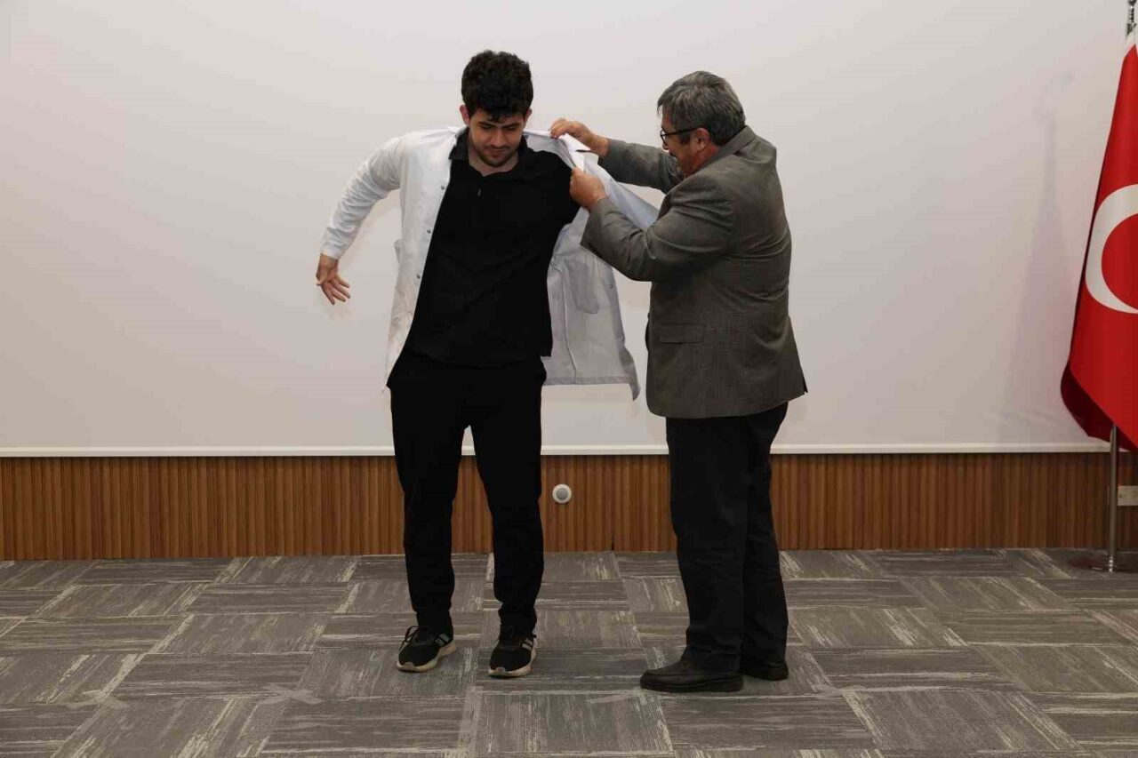 Alanya Alaaddin Keykubat Üniversitesi'nde, Diş Hekimliği Fakültesi birinci sınıf öğrencileri,