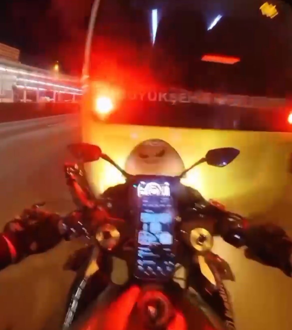 Bursa’da Motosikletin Belediyeye Ait Otobüse Çarpması Anı Kask Kamerasına Yansıdı