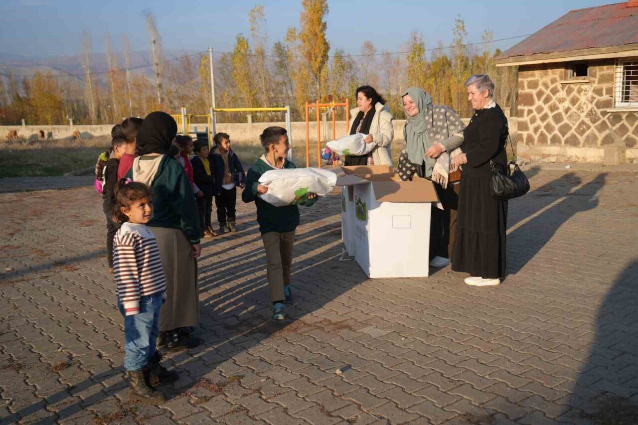 Almanya'dan Muş'a gelen Birgül Çelik Kıyagan ve Zinnet Memoğlu, bin
