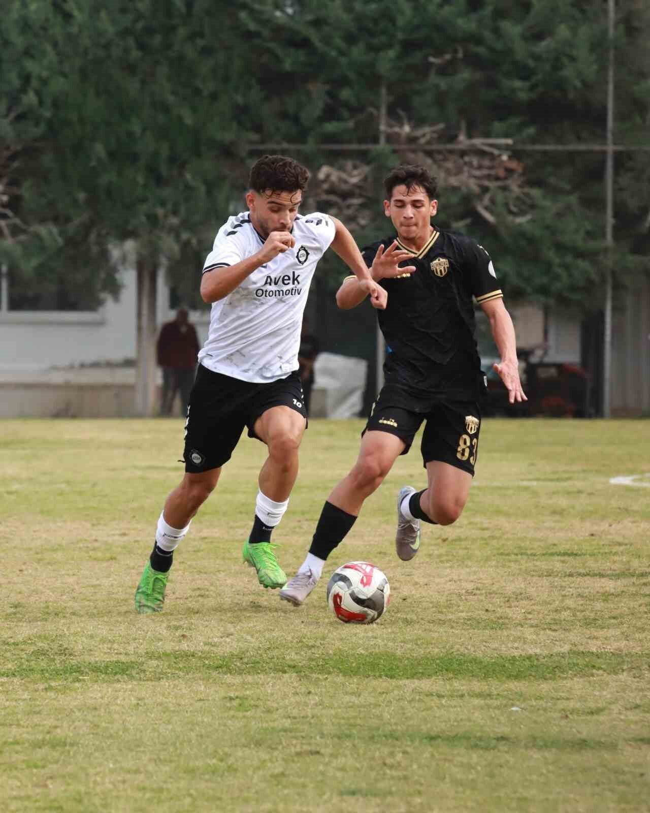Altay, hazırlık maçında Bornova 1877’yi 4-2 yenerek moral buldu. Golleri