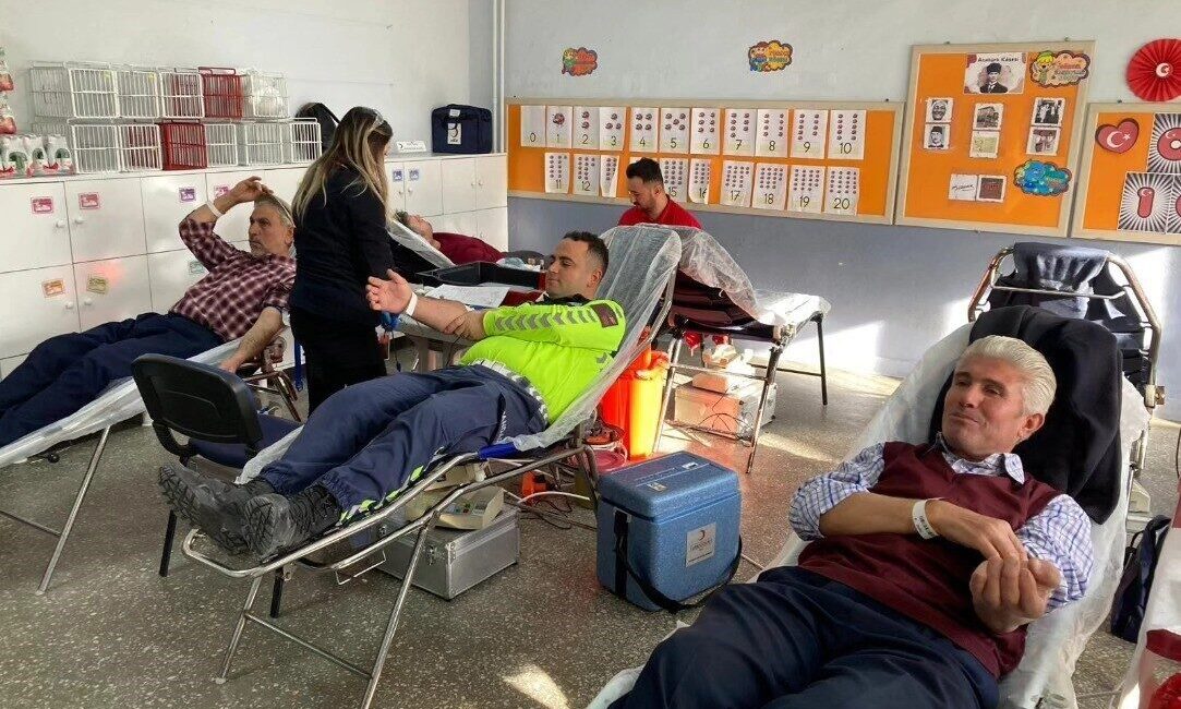 Kütahya’da Zafer İlkokulunda Öğretmenler Günü kapsamında kan bağışı etkinliği gerçekleştirildi. Kütahya'nın Altıntaş ilçesindeki Zafer İlkokulunda, 24 Kasım Öğretmenler Günü kapsamında