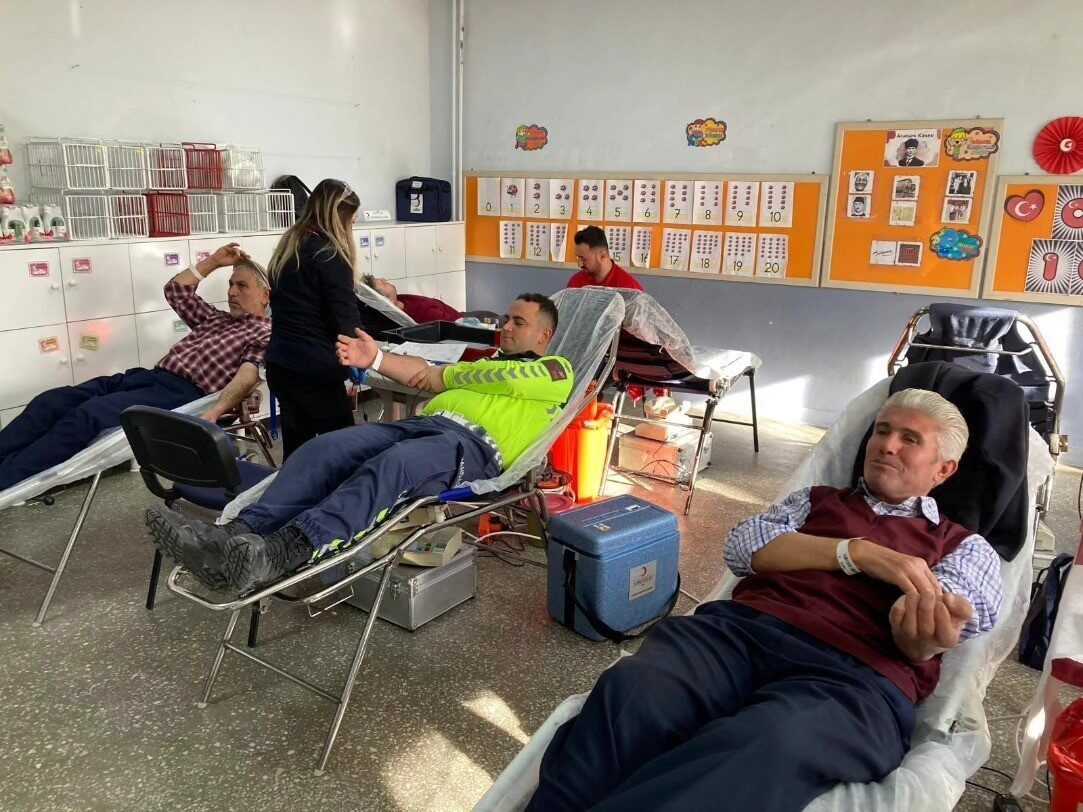 Kütahya'nın Altıntaş ilçesindeki Zafer İlkokulunda, 24 Kasım Öğretmenler Günü kapsamında