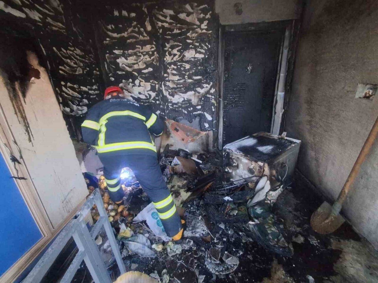 Kütahya'nın Altıntaş ilçesinde, Mustafa Etli'nin evinin terasında çıkan yangın, hızlı