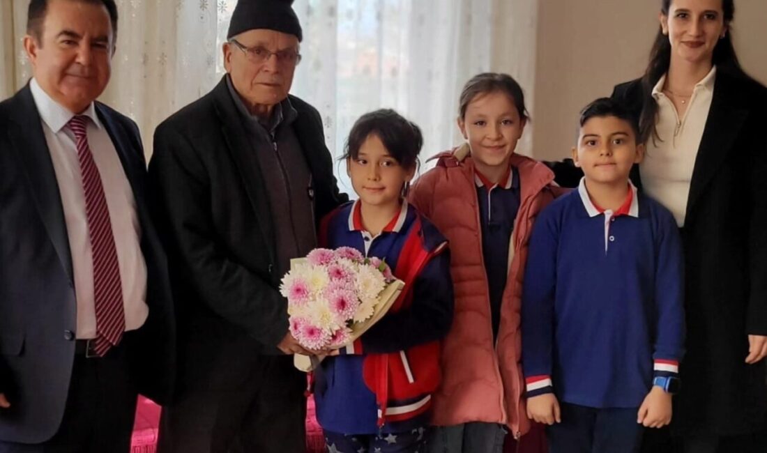 Altıntaş Zafer İlkokulu öğrencileri, 24 Kasım Öğretmenler Günü kapsamında emekli