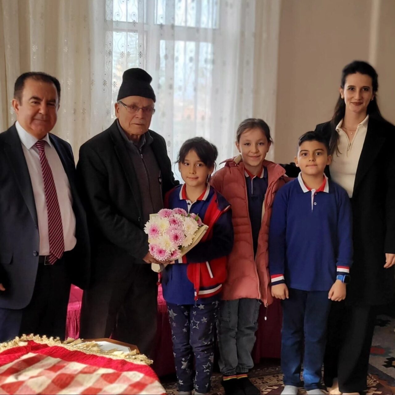 Altıntaş Zafer İlkokulu öğrencileri, 24 Kasım Öğretmenler Günü kapsamında emekli