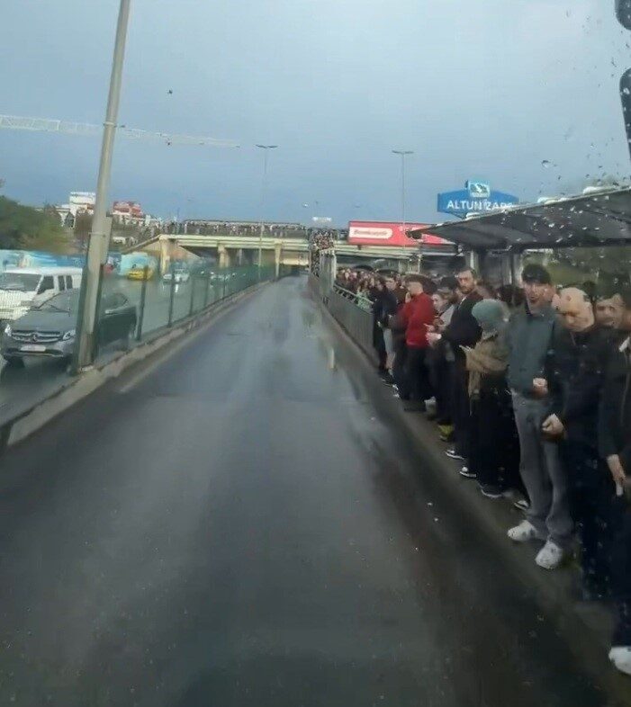 İstanbul'da sabah saatlerinde metrobüslerdeki teknik sorunlar nedeniyle Altunizade istasyonunda yolcular