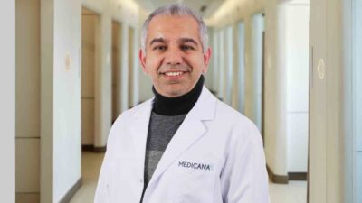 Alzheimer hastalığı ve bakım süreçleri üzerine bilgiler veren Doç. Dr.