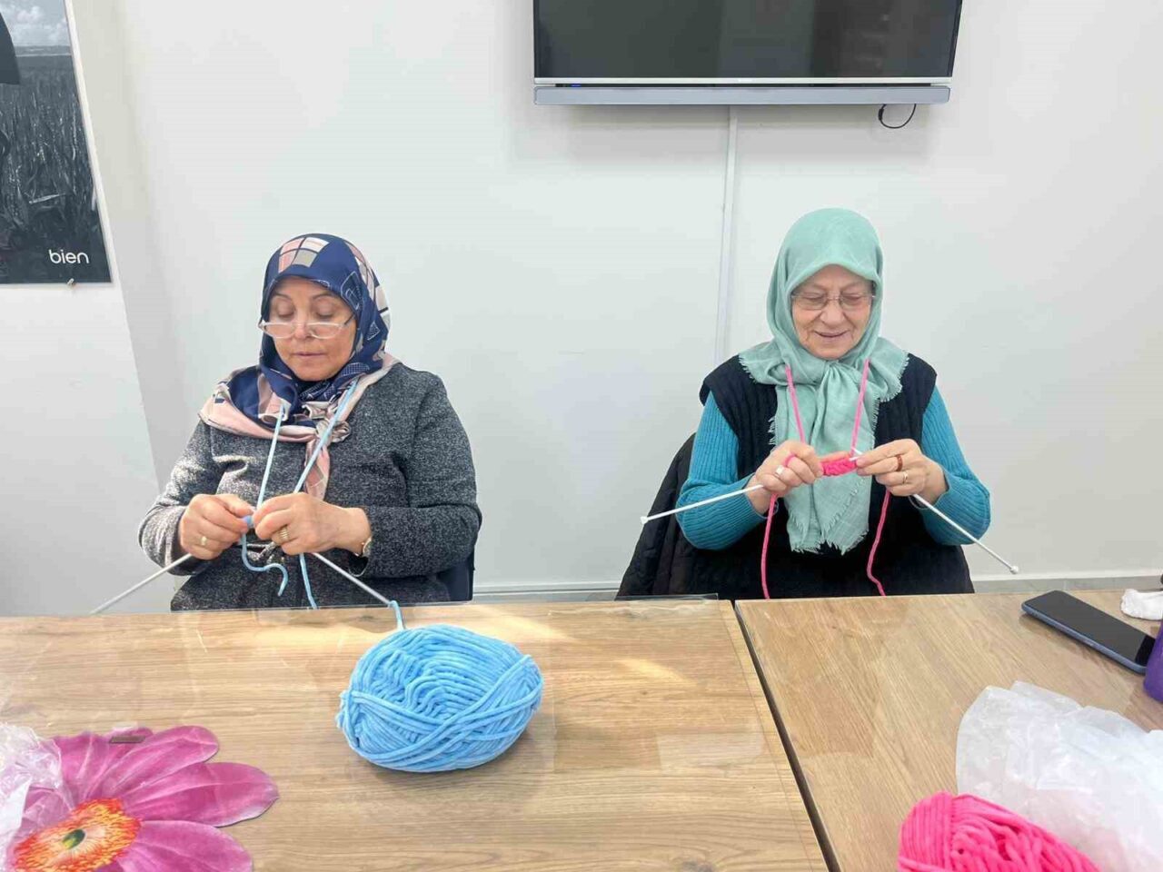 Bilecik’teki Sağlıklı Hayat Merkezi'nde yaşlı bireyler, alzheimera karşı örgü örerek