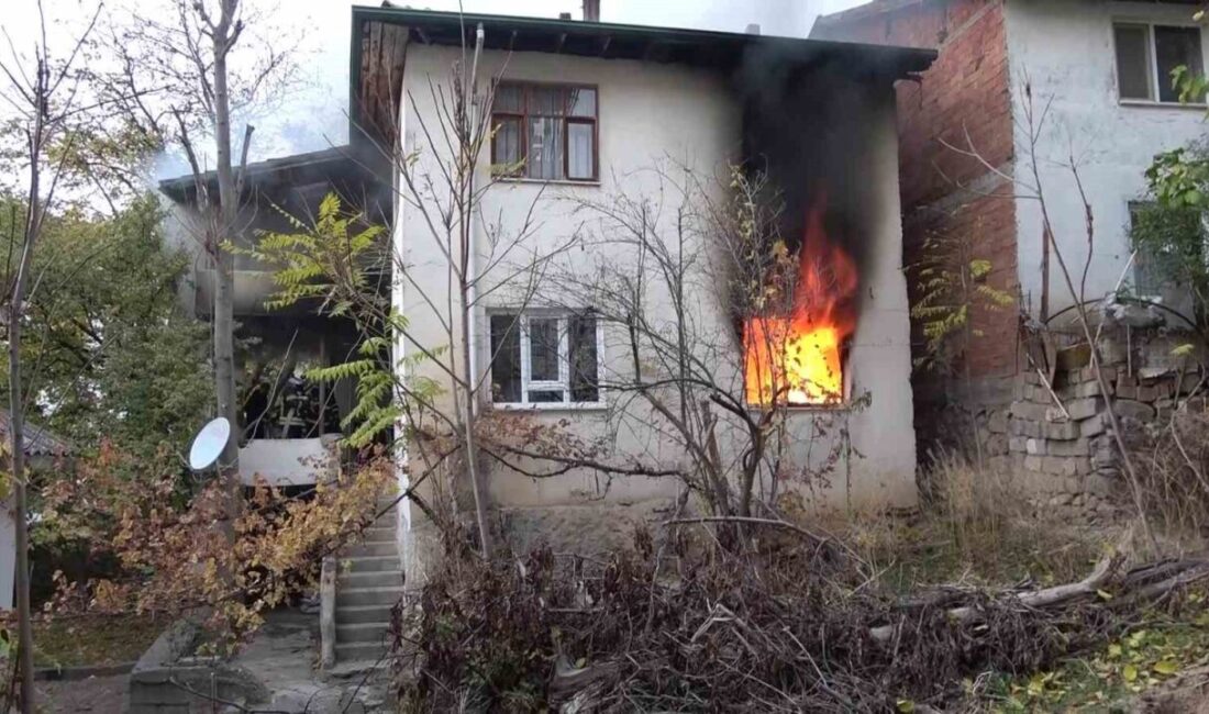 Amasya’da Yangın Paniği: Yaşlı Kadın Alevlerle Gözyaşları İçinde Mücadele Etti Amasya'da Kayış ailesine ait iki katlı evde çıkan yangın, ev