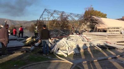 Amasya'nın İpekköy Karaçalılık mevkisindeki bir depo çadırında çıkan yangın, itfaiye