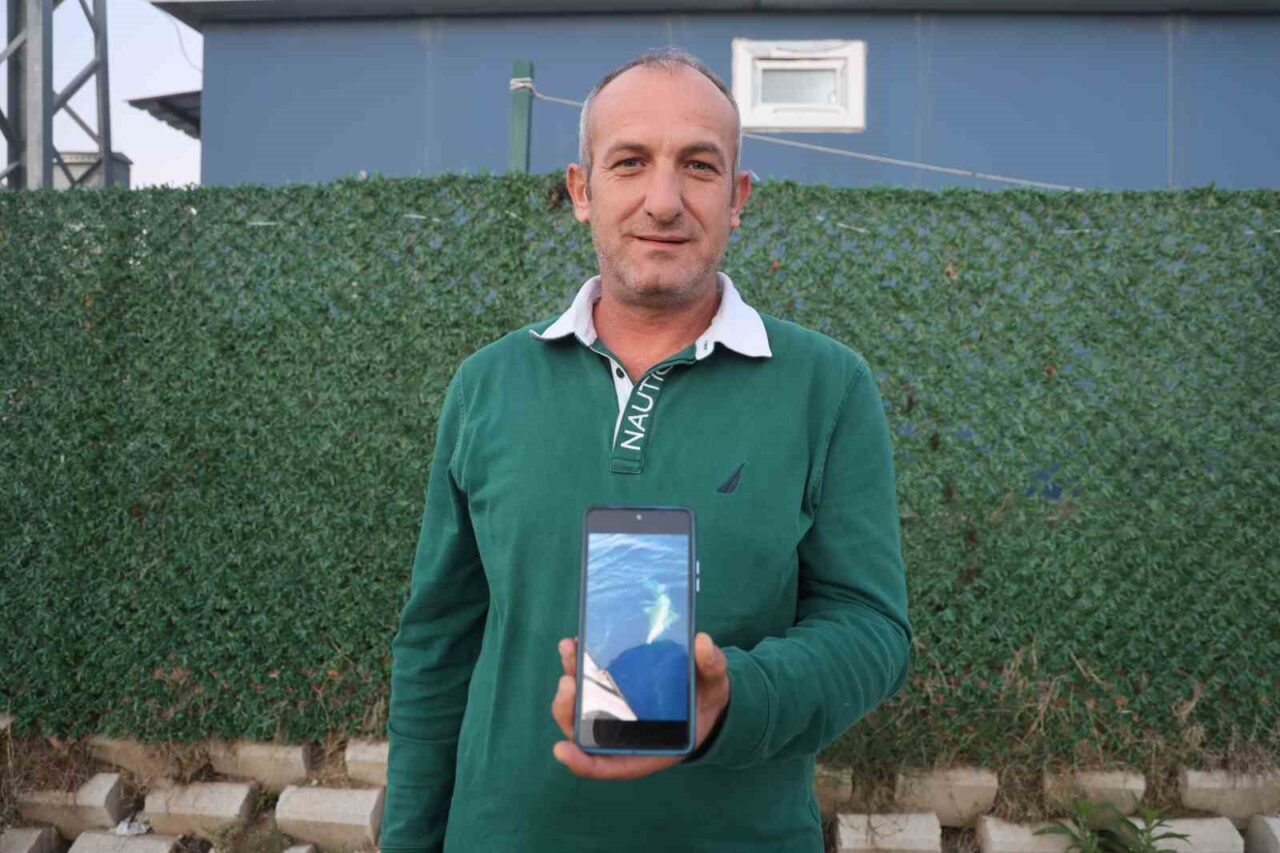 Hatay'da amatör balıkçı Ufuk Ekizoğlu, arkadaşlarıyla birlikte denize açıldığında oltasına