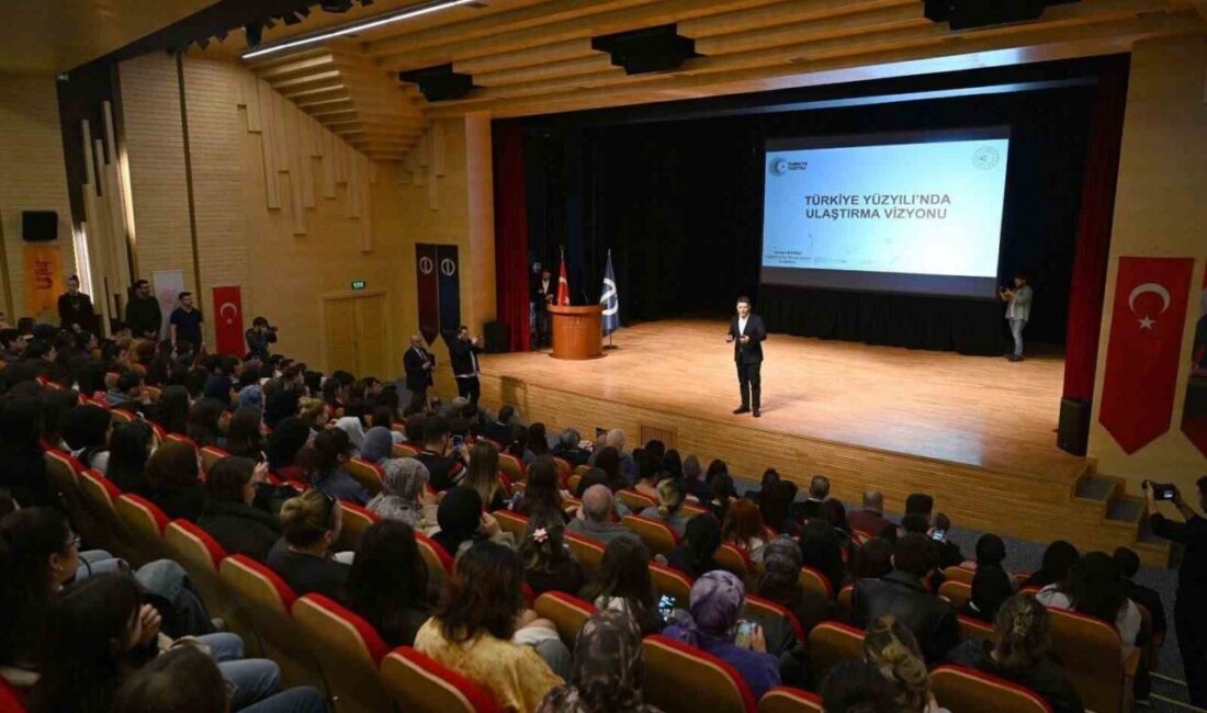 Anadolu Üniversitesi'nde düzenlenen Ufest Gençlik Festivali, "Türkiye Yüzyılında Ulaştırma" konferansı
