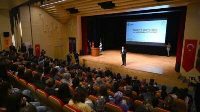 Anadolu Üniversitesi'nde düzenlenen Ufest Gençlik Festivali, "Türkiye Yüzyılında Ulaştırma" konferansı