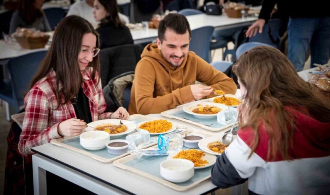 Anadolu Üniversitesi’nden Öğrencilere Özel Yemek Bursu Desteği ile Eğitim Hayatına Katkı Anadolu Üniversitesi, 2025-2026 eğitim yılı için 2 bin 600 öğrenciye
