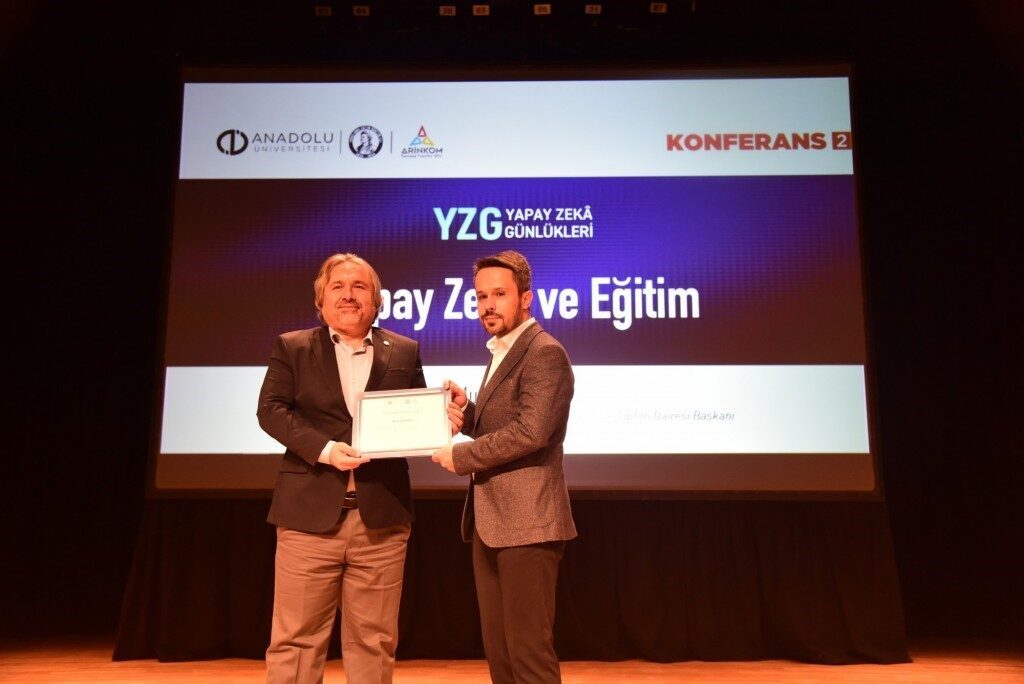 Anadolu Üniversitesi'nde "Yapay Zekâ ve Eğitim" konferansı yapıldı. Programı Öğr.