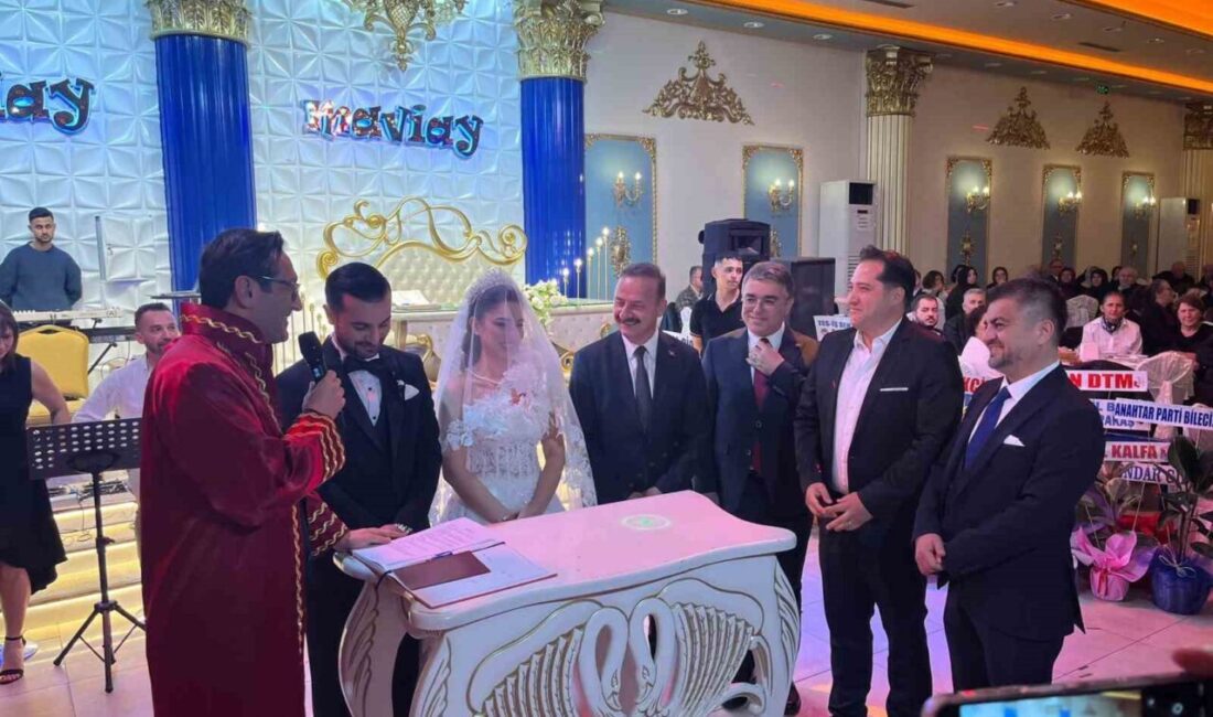 Anahtar Parti Lideri Yavuz Ağıralioğlu, Kütahya’nın Tavşanlı ilçesinde gerçekleştirilen düğün töreninde genç çiftin nikah şahidi oldu. Anahtar Parti Genel Başkanı Yavuz Ağıralioğlu, Kütahya'nın Tavşanlı ilçesinde gerçekleştirilen