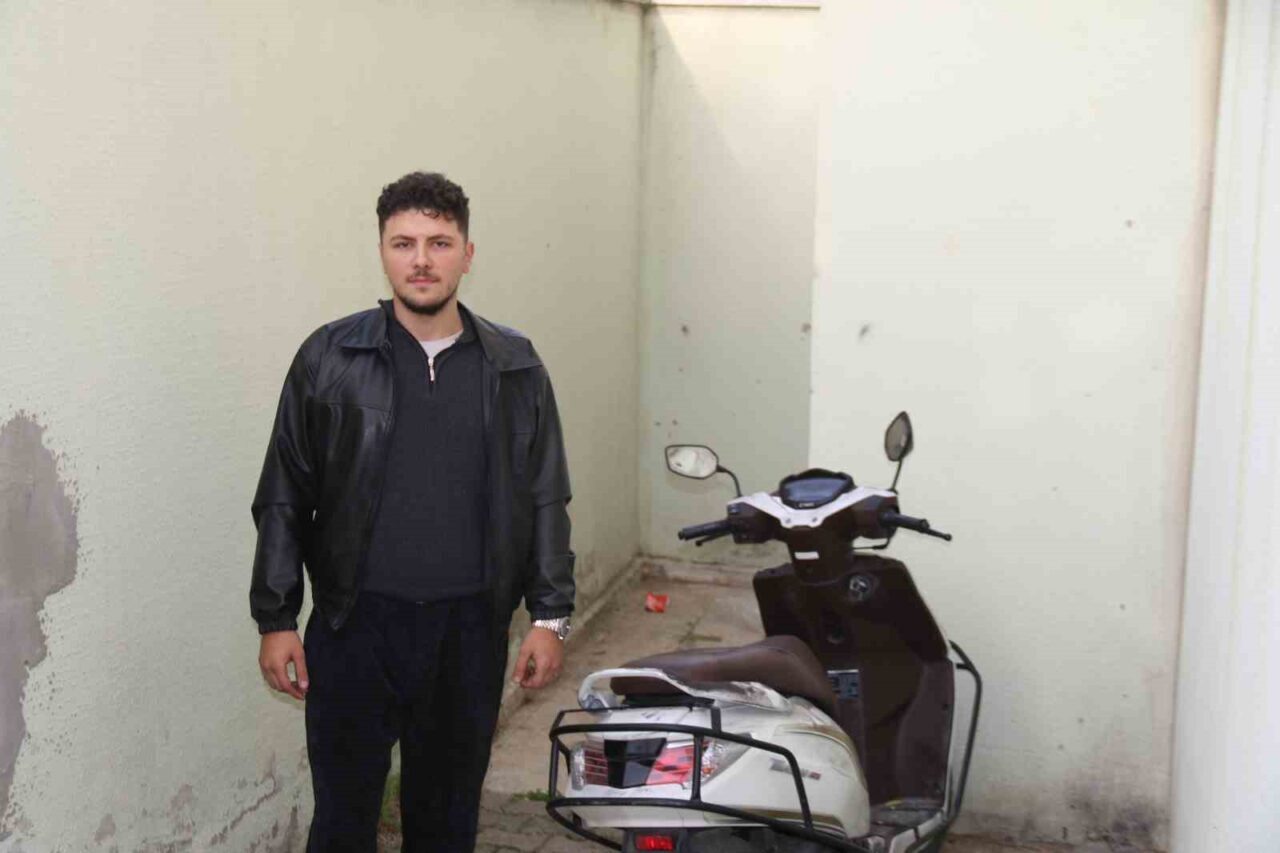 Eskişehir'de 23 yaşındaki kurye Hüseyin Yalçıntaş'ın motosikleti, bakkala girdiği sırada