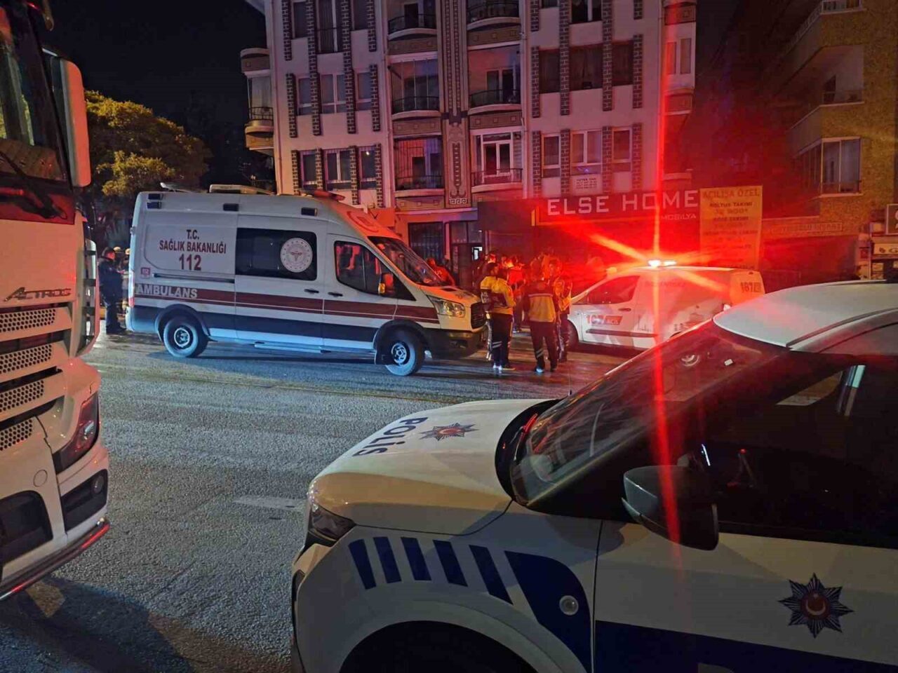 Ankara'nın Mamak ilçesinde bir binanın üçüncü katında doğalgaz kaynaklı patlama