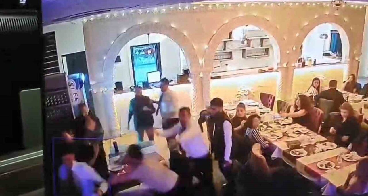 Ankara'nın Çankaya ilçesindeki bir eğlence mekanında garsonlarla kavga eden üç