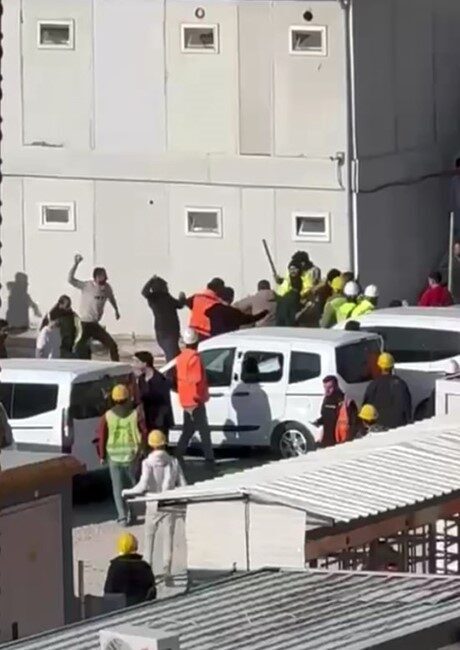 Yenimahalle’deki İnşaatta İşçiler Arasında Taşlı Sopalı Kavga Çıktı Ankara'nın Yenimahalle ilçesinde bir inşaatta işçiler arasında bilinmeyen bir nedenden