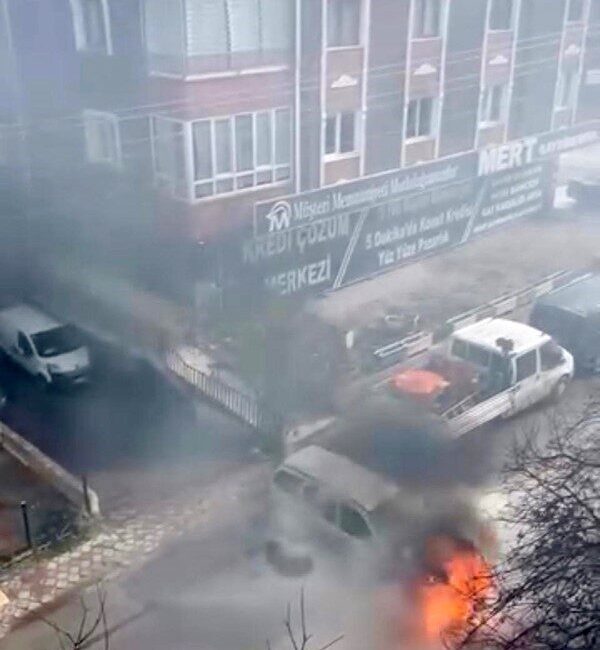 Sincan’da Seyir Halindeki Araçta Yangın Çıktı, İtfaiye Ekipleri Hızla Müdahale Etti Ankara'nın Sincan ilçesinde Yenikent Mahallesi'nde seyir halindeki otomobilde çıkan yangın,