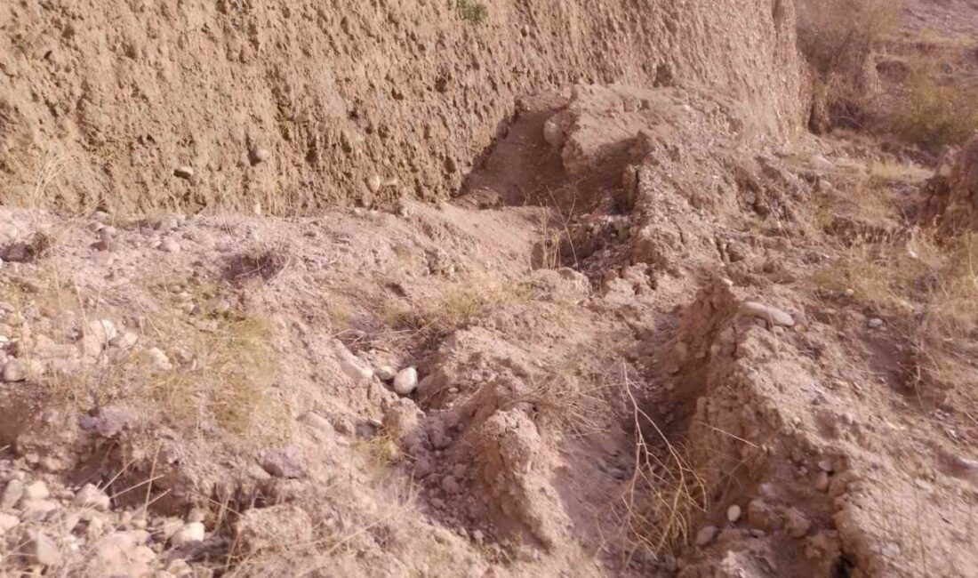 Beypazarı’nda toprak kayması nedeniyle Adaören Mahallesi’ne giden yol jandarma tarafından kapatıldı. Ankara'nın Beypazarı ilçesindeki Adaören Mahallesi'nde meydana gelen toprak kayması nedeniyle