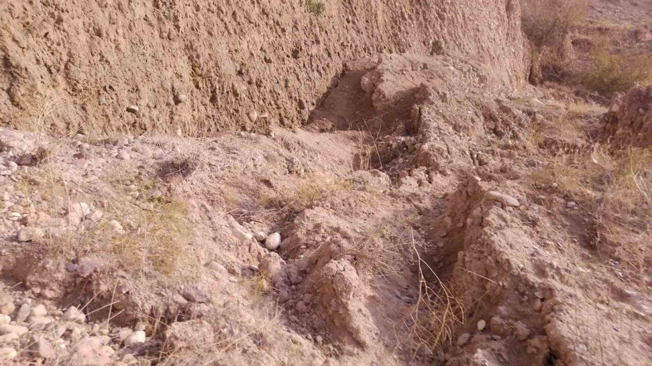 Ankara'nın Beypazarı ilçesindeki Adaören Mahallesi'nde meydana gelen toprak kayması nedeniyle