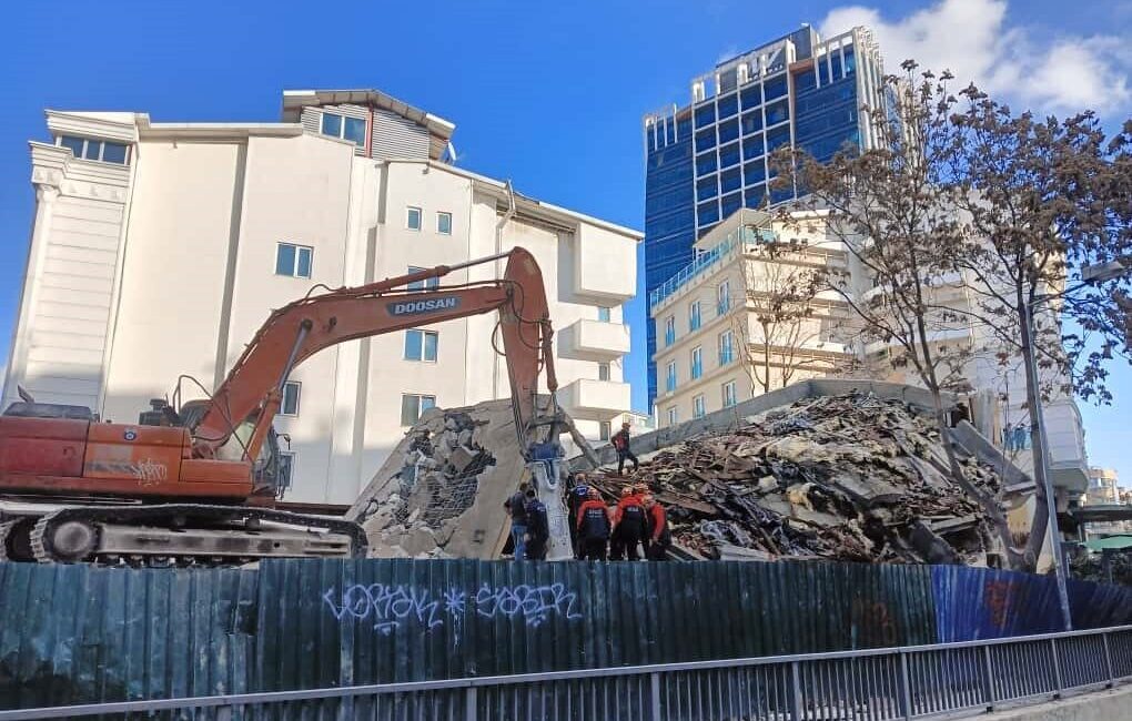 Ankara’da Kontrollü Yıkım Sırasında 5 Katlı Bina Aniden Çöktü, Maddi Zarar Oluştu Ankara'nın Çankaya ilçesindeki kontrollü yıkım sırasında 5 katlı bir bina