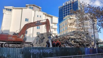 Ankara'nın Çankaya ilçesindeki kontrollü yıkım sırasında 5 katlı bir bina