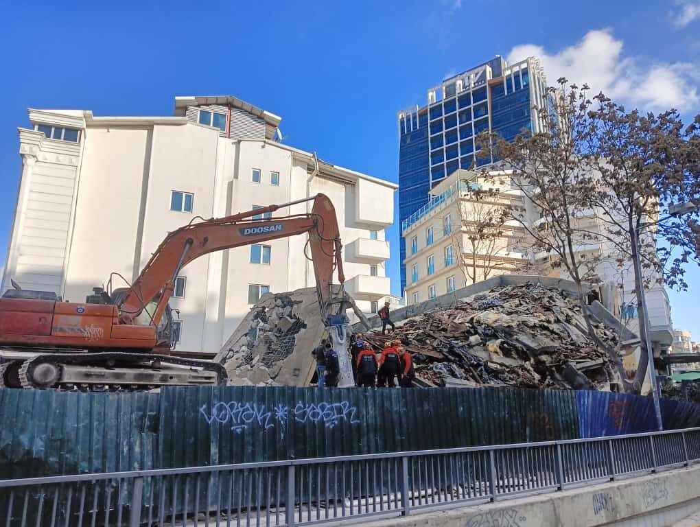 Ankara'nın Çankaya ilçesindeki kontrollü yıkım sırasında 5 katlı bir bina