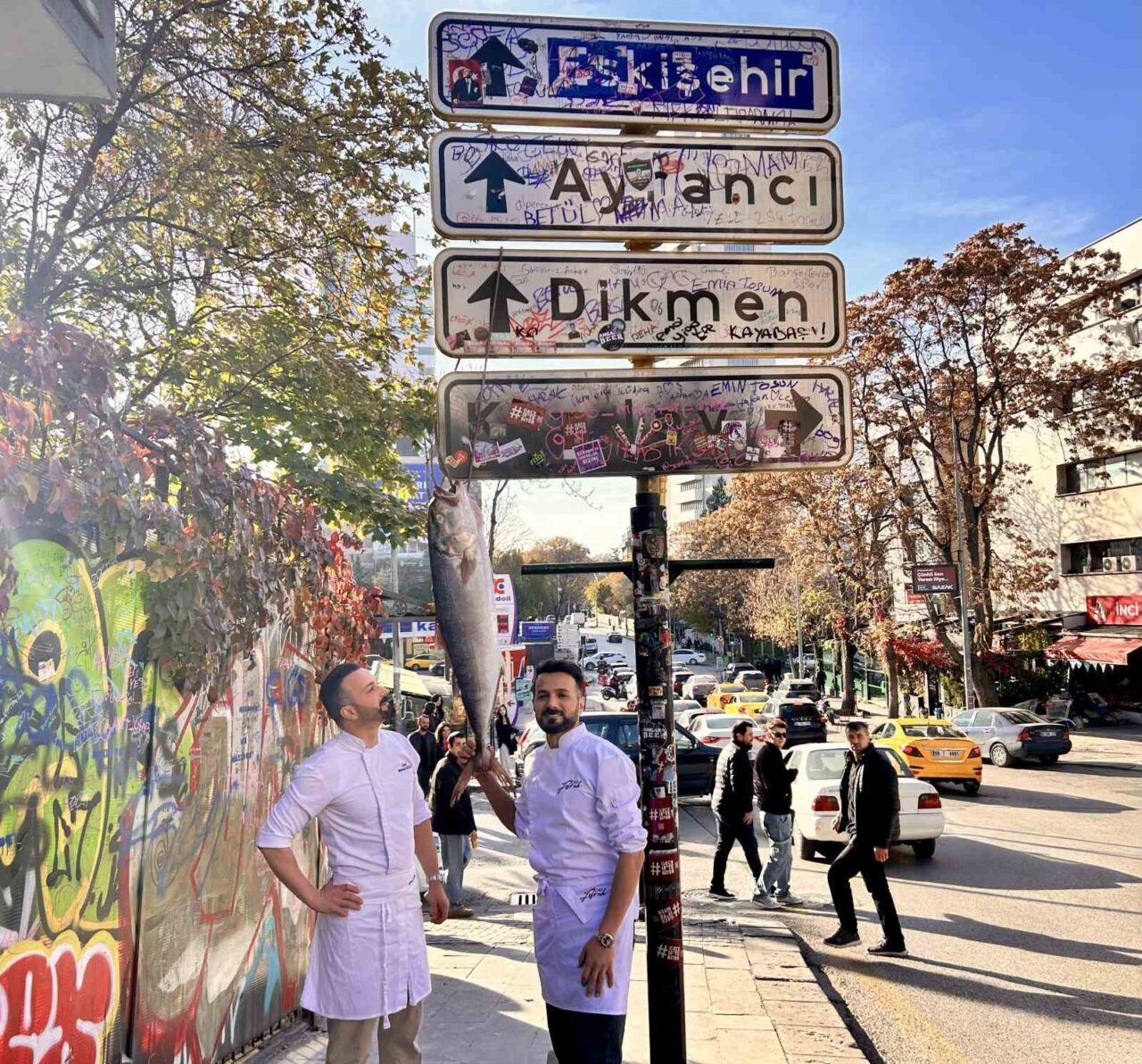 Ankara'daki Kızılay yön tabelasına, balık restoranı sahibi kardeşler Mehmet ve