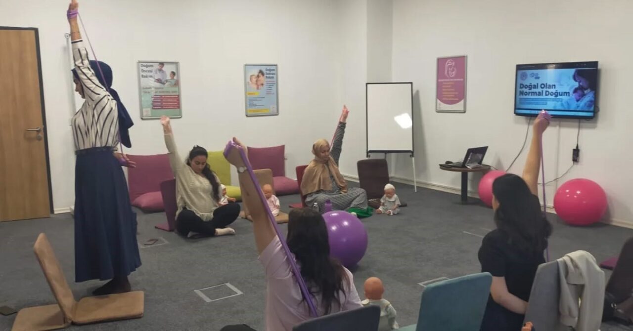 Nazilli'nin Cumhuriyet Sağlıklı Hayat Merkezi'nde, anne adayları Gebe Okulu ve