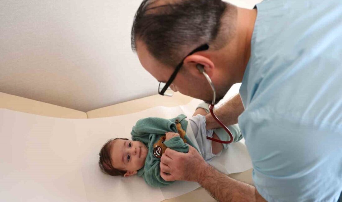 Diyarbakır’da 4 Aylık Bebek, Anne Karnındayken Tespit Edilen Böbrek Sorunu Sebebiyle Başarılı Ameliyatla Kurtarıldı Diyarbakır'da doğan 4 aylık Ömer Asaf Tanrıkulu'nun sağ böbreğinde antenatal