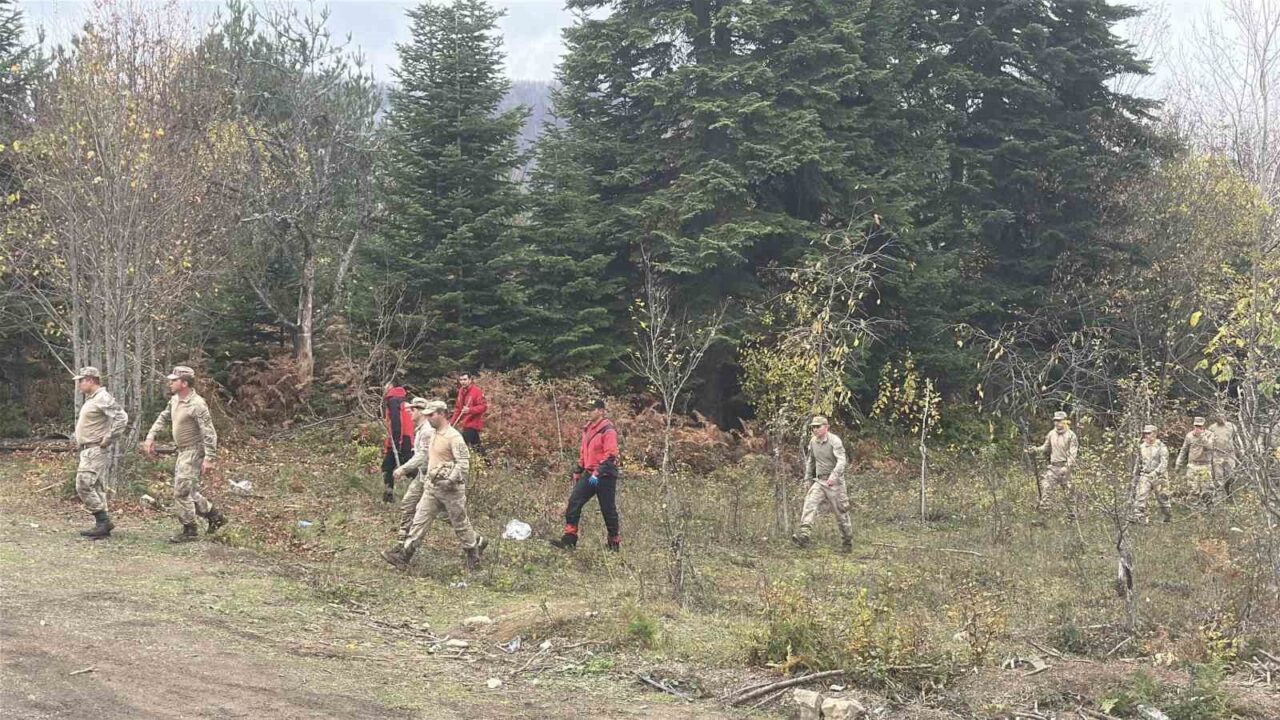 Bozkurt’ta Kayıp Anne ve Oğulun Cenazelerinin Bulunduğu Bölgeden Kayıp Eşya ve Cep Telefonu Aranıyor